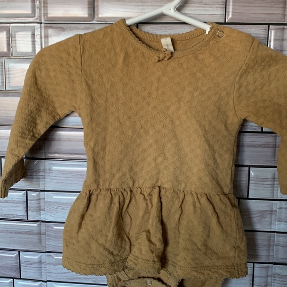 Quincy Mae Textured Ruffled Tan Onesie 3-6m - Picture 4 of 7